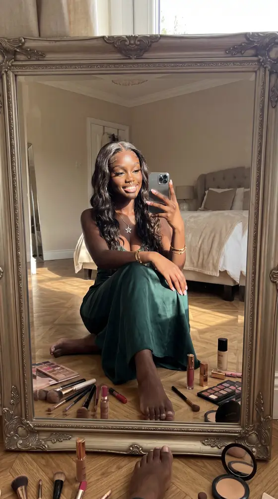Mirror selfie in a green dress - made in the Factory